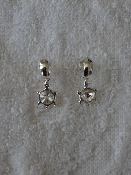 Brinco c/pingente formato de targatuga c/strass