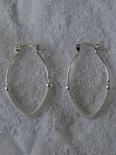 Argola formato oval c/bolinhas