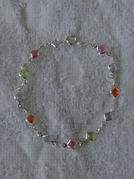 Pulseira colorida com losangos em acrílico