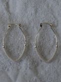 Argola formato oval c/bolinhas
