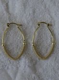 Argola formato oval c/bolinhas